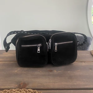 Noella väska  - Säljer min Noella väska som jag köpte sommaren 2020 och endast användt fåtal gånger. Jätte fint skick. Båda banden finns. Vet inte riktigt vart påsen är som den kommer i. Nypris runt 750kr. Köparen står för frakt. 