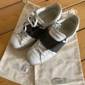 Svarta valentino skor - Svarta rockstud valentino skor i strl 40. Köptes för ett halv år sen men är väl använda och således slitna. Snörerna är oxå lite svårare att trä igenom hålen så jag har inte gjort de nogrant. De går säkert att rusta upp lite.  Finns ej extra snören