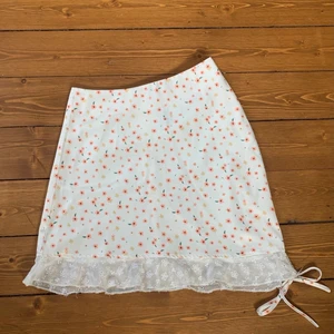 Jättefin blommig kjol🌸🌼 - Fin vit kjol med rosa och gula blommor på.🌸🌼 Aldrig använd och i bra skick!