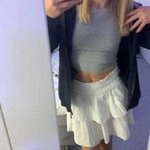 Volang kjol   - Använd 2 ggr  Ny skick  