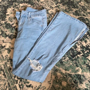 Jeans - Helt nya bootcut jeans. Midrise/highwaist . Knappen är lite lös men märks inte när man knäpper byxan. Passar någon som är ca 154cm. Säljer då de inte passade mig. Beställde Petite Xxs men de blev tyvärr för små:(❤️