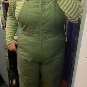 Hängselbyxor  - Gröna denim hängselbyxor från monki. De är i gott skick. Lite korta i benen på mig som är 168 cm så skulle passa någon som var 165/166 bättre. Köpare står för frakt. 