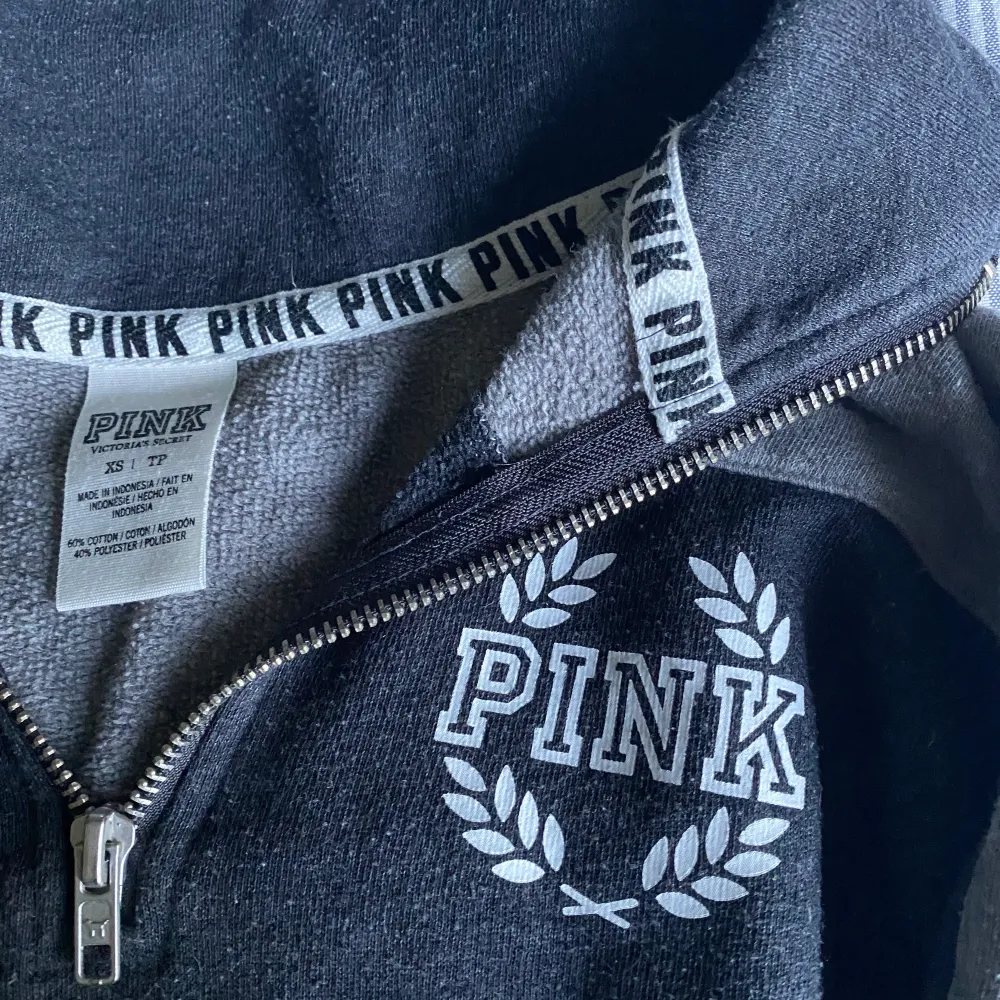 Säljer denna coola sweatshirt från märket pink. Bra skick!. Hoodies.