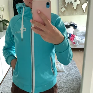 Cross zip-hoodie - Jättebra skick och skön tröja. Storlek Xs men passar även s