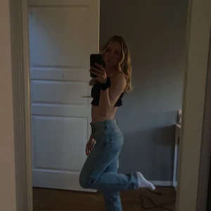 Mid rise Zara jeans  - Säljer mina mid rise zara jeans i storlek 32 då dem är för små!! Helt i nyskick. 200kr+frakt eller högst bud om flera är intresserade💋
