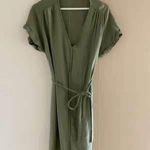 Grön klänning - Grön fin klänning. Använd fåtal gånger.