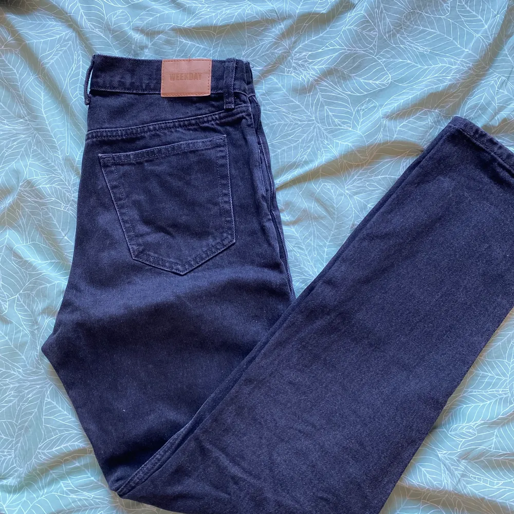 Ett par svarta Weekday jeans som inte har kommit till andvändning.. Jeans & Byxor.