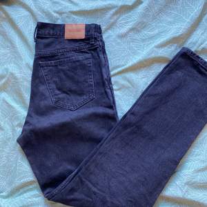 Ett par svarta Weekday jeans som inte har kommit till andvändning.