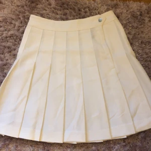 Kjol - Jättefin vit kjol(kan användas som golfkjol) från hm i stl xs. Knappt använd och i fint skick. Säljer för 50kr+66kr(frakt). Meddela gärna om du har några frågor❣️