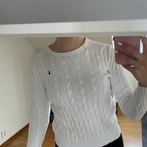 Vit kabelstickad Ralph Lauren  - Kabelstickad tröja från Ralph Lauren Strl S 