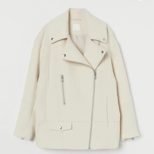 Bikerjacka i Beige tyg - Bikerjacka+ oversize modell + beige tyg= den trendigaste jackan! Köpt för 499kr! Använd en vår endast! Jackan har Inga permanenta fläckar och Inga trasor! Detta är den perfekta höst och vårjackan till skolan, på stan eller påväg till festen! 