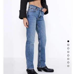 Mid rise - Mörkblå Zara mid rise jeans. De är aldrig använda då de är för små för mig så de är i superbra skick. Skriv privat om du vill ha flera bilder:)