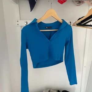 Kort tröja  - Skitsnygg kort tröja från zara  Jättefin blå färg  Aldrig använd 