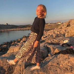 Kjol - Världens finaste kjol i ett riktigt härligt och lent material! Känns som silke🥰 Använd ett fåtal gånger. Passar mig som vanligen har storlek 38🥰🥰