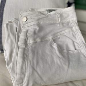 Vita highwaisted jeans som bara är använda 1-2 gånger! ♥️ Något genomskinliga men funkar bra med vita eller underkläder i din hudton under ☺️ Har några små ljusa fläckar längst ned på ena benet, bara att be om bild om du vill ha! Köparen står för frakten! ♥️