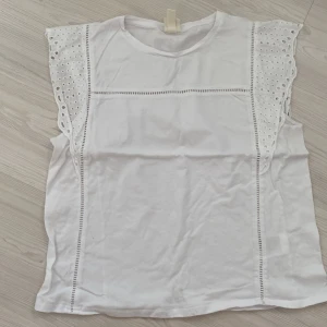 Slt topp från hm - Söt topp  från hm med hål/ detaljer på axlarna. Supergullig och passar till allt. Är en M men passar även en S om man vill ha den lite oversized. Använd ett fåtal gånger därav nyskick. 