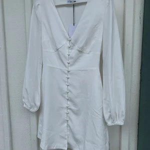 Klänning  - Oanvänd klänning, sann till storlek