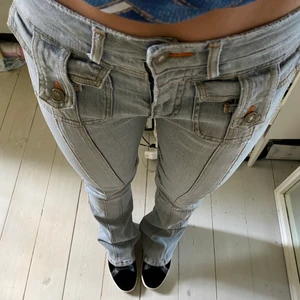 Skitcoola jeans - Intressekoll på dessa skitcoola jeans!! Köpta på Sthlm grön men aldrig använda💗🫶🏼 är ca 155 och lite långa på mig💕 Midjemått 35 och innerbens 73 cm🫶🏼 skriv för fler bilder
