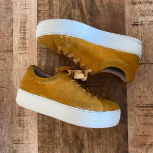Sneakers från Vagabond - Sneakers från vagabond i storlek 36. Modellen heter Jessie och är i senapsgul mocka. Väldigt sköna att gå i. Sparsamt använda.
