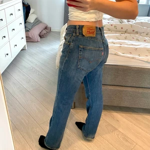 Levis jeans - Säljer ett par Levis jeans, sitter som M. Fint skick! Jag är 168cm, Köpare står för frakt❣️