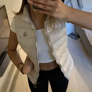 Moncler väst!! - Super fin o ÄKTA såklart, köpt på vestaire för 4500kr, storlek 00 vilket motsvarar XXS,jag är vanligt vis en S. Har en defekt!
