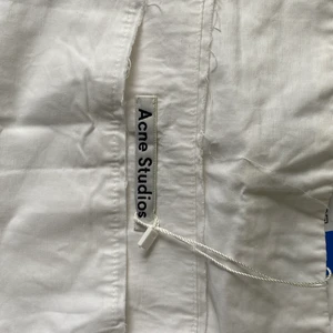 Vit kjol  - Vit kort Acne Studios kjol med fina detaljer. Gott skick, näst intill oanvänd :)  