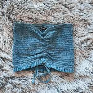 TOPP - strl. 34 - Skön & stretchig topp som sitter på plats. Har inte upplevt problem med att toppen åker ner någon gång.