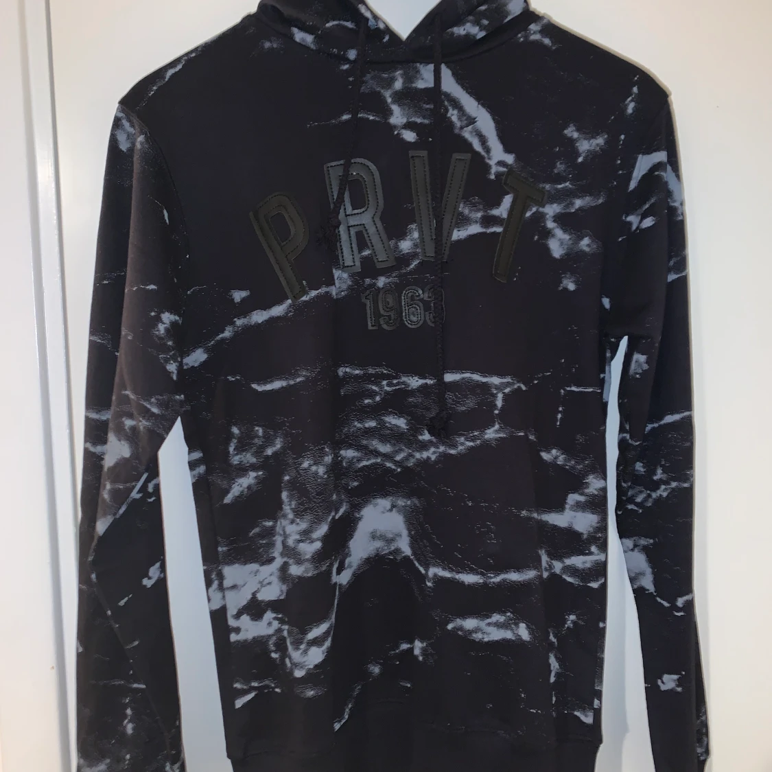 Svart Hoodie med mönster