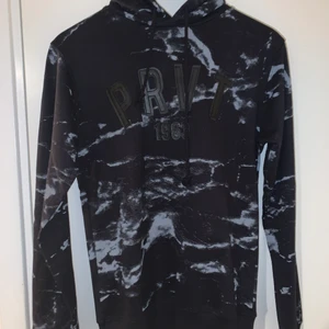 Svart Hoodie med mönster - En svart hoodie med text, PRVT 1963, från Inside Youth. Jag har aldrig använt den. Den är XS men den borde passa S. Om du har några frågor är det bara att fråga : )