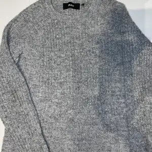 Grå stickad tröja från märket Object. Har använts 2-3 gånger men är i jättebra skick.    Köpte den för 400kr. Säljer den för 200 + frakt ( priset kan diskuteras ). 