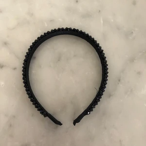 Diadem - Trendigt diadem. Ett svart Kristalldiadem, i väldigt fint skick! Köpare står för frakt! (13kr) Skickas med frimärken!