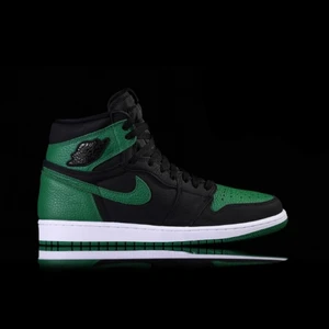 Jordan 1 Pine green  - Intressekoll på mina Jordan 1 Pine green high då dom inte riktigt kommer till användning 💚Väldigt bra skick, kommer med original box och kvitto. Kan mötas upp eller frakta spårbart! Storlek 40,5 men passar mig som har 39 superbra. (Första bilden är lånad)