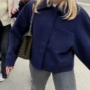 Nakd jacka - (Lånad bild) Säljer nu denna marinblåa nakd jacka som är slutsåld! ❤️ Jätte snygg nu till hösten. Inga defekter, säljer vid bra bud. Nypris: 659kr❤️❤️ möts upp i Stockholm eller fraktar (köparen står för frakten)❤️ storlek 42 passar bra på både M-L❤️