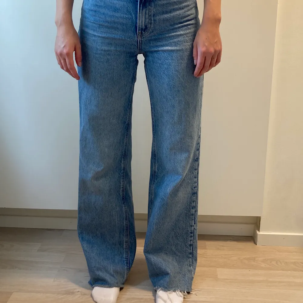 Ett par snygga highwaisted jeans från zara.  . Jeans & Byxor.