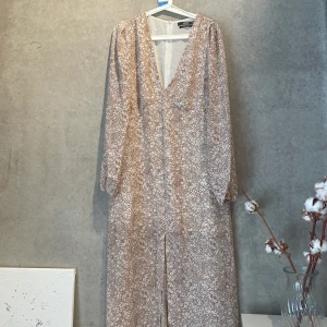 Långklänning från bikbok storlek L - Supersöt långklänning från bikbok i storlek L. Normal - liten i storlek. Använd 1 gång. 