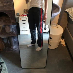 Träningsbyxor Från Nike - Svarta med röda linjer. Inköpa från Nike förra året och har sedan dess används under 10 ggr, därmed i mycket bra skick. Pris kan diskuteras :)