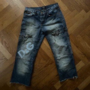 Dolce & Gabbana baggy low-rise - Low-rise baggy jeans Märke: Dolce & Gabbana Storlek: SML beror på hur man vill ha passformen. Jag är storlek S på bilden för referens. Midjemått: 44cm Längd: 94 cm. Har mycket stora fickor på baksida & framsida, ryms flaskor i varje ficka. 🖤fraktar endast