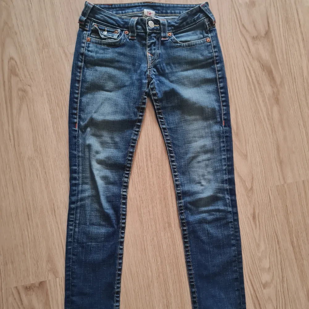 Second hand true religion jeans köpta från Zalando zircle, bra skick. Aldrig använda av mig, lappen sitter kvar. Köparen står för frakten. . Jeans & Byxor.