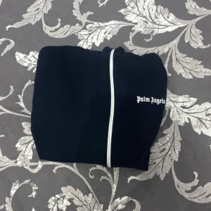 Palm Angels kofta - Säljer en Palm Angels kofta som är i storlek XL men passar L också. Säljer den för 800kr och jag kan ta mer bilder på den om så önskas.! Skriv gärna till mig om ni har några frågor så svarar jag så fort jag kan!⭐️💫