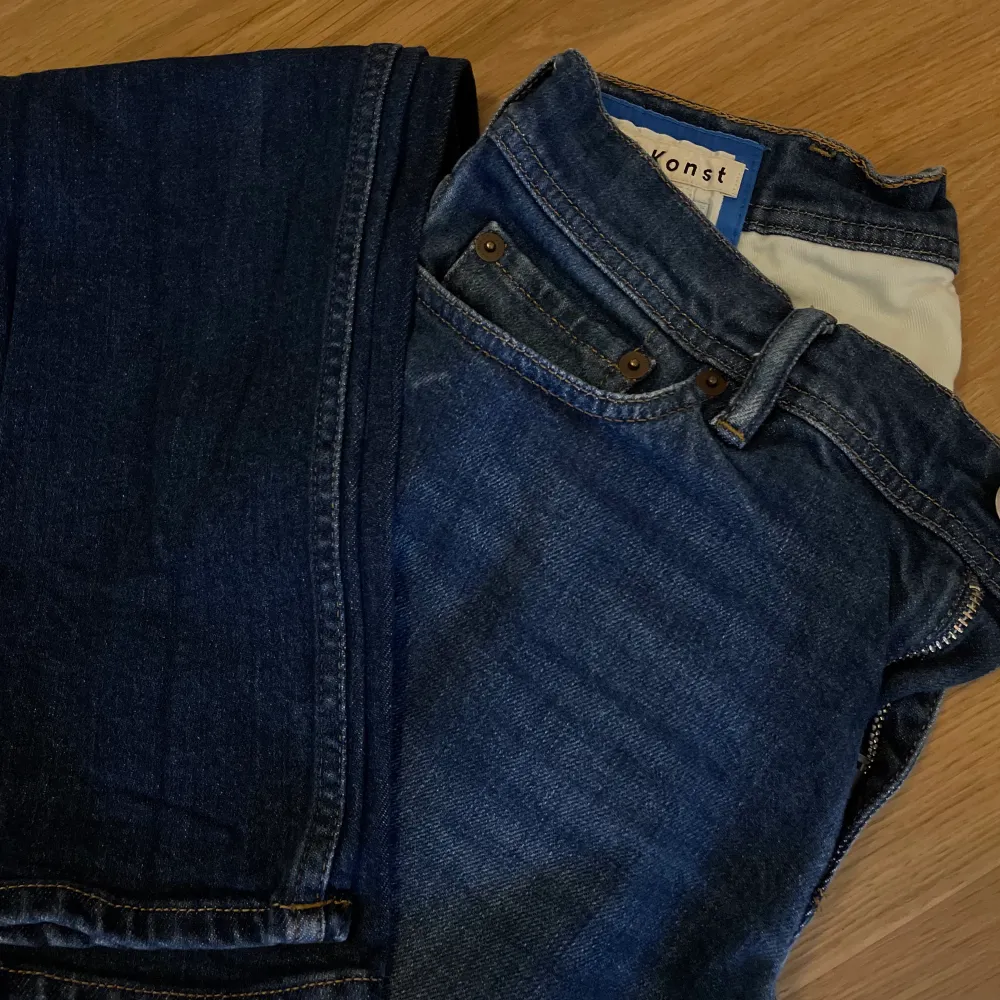Regular jeans från acne i storlek 28/32 (passade mig med storlek 29/34) Mycket fint skick. Inte mycket använda. . Jeans & Byxor.