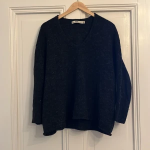 Hope kofta - Grå-svart tröja från Hope. Storlek 34 men passar även 36 då oversize i modellen. Fint skick! 