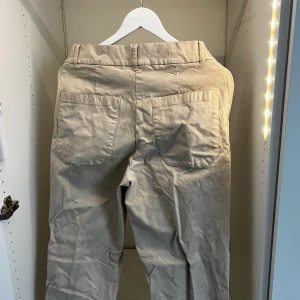 Raka cargobyxor - Raka cargo/chinos, behöver verkligen strykas och gör sig inte rättvisa på bild. Använda 2 gånger