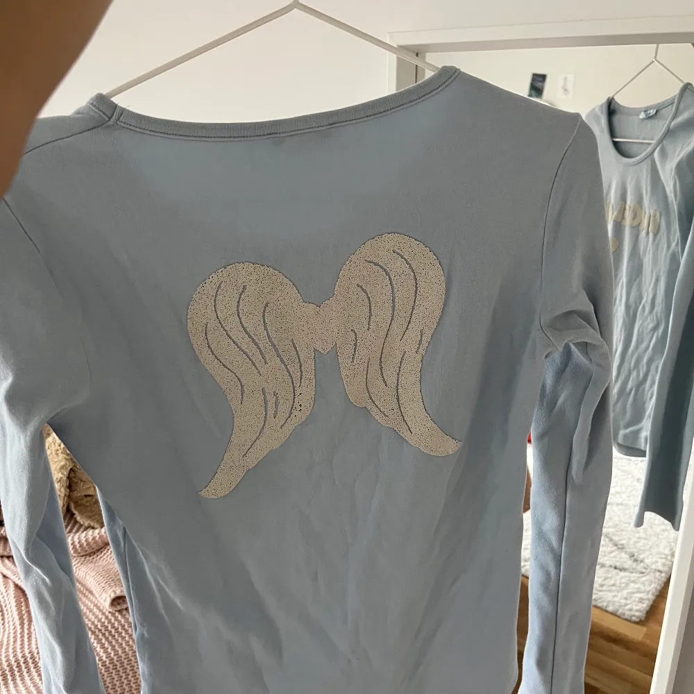 super söt tröja med texten ”engelchen” som betyder ängel på tyska, Lånad första bild ifrån tidigare ägare! Så fin och skön! Bra skick!. Tröjor & Koftor.