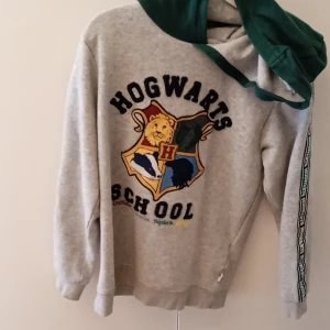 Hogwarts Harry Potter tröja  - Rensade bort den här för den var för liten. Alldrig använd.