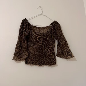 Tröja - Fin leopard tröja med utsvängda ärmar 
