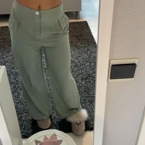 Kostymbyxor - Ett par jätte fina baby gröna kostym byxor Max använda 2 ggr!!! Säljs av att gillar inte hur dem sitter på mig:( men verkligen så så snygga!! Köparen står för frakten❤️