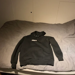 Hoodrich Hoodie  - Hoodrich Hoodie storlek m finns ett par Hoodrich byxor som man kan få me för 400