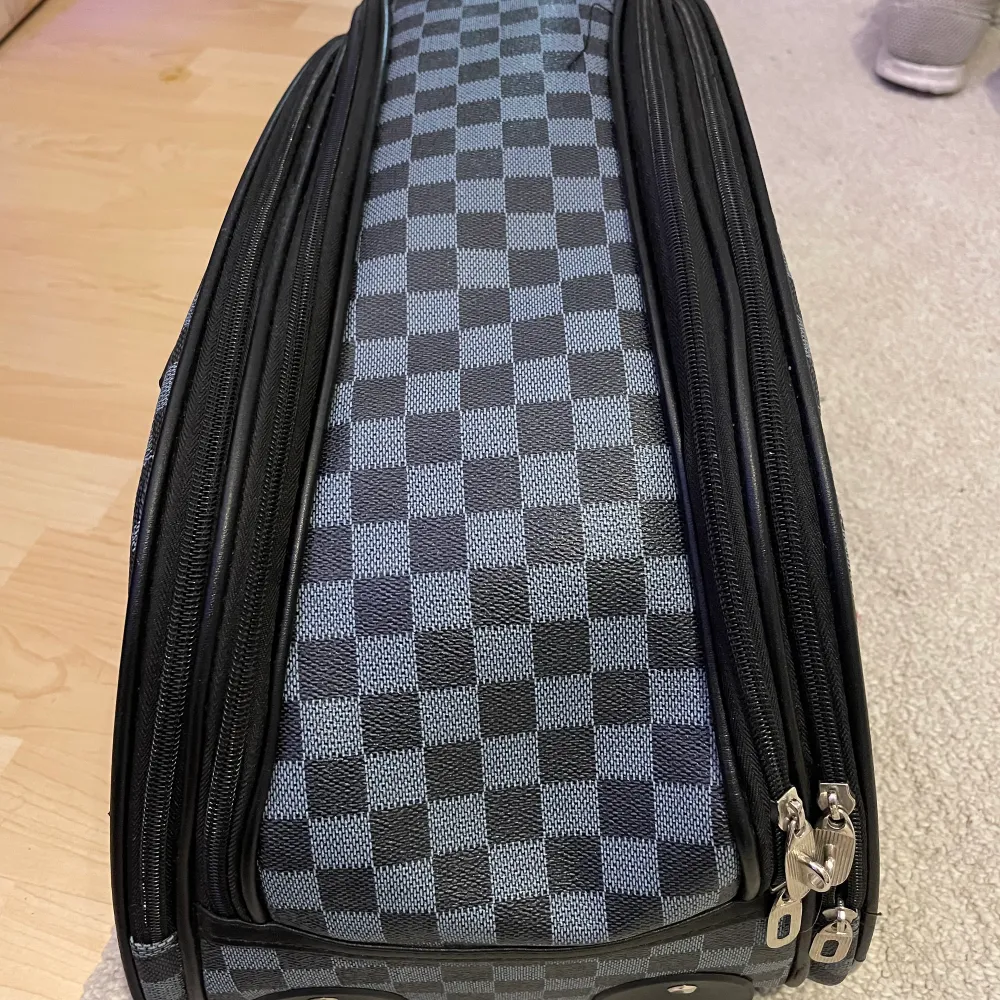 En Louis Vuitton väska i fint skick, den är inte äkta med är i väldigt bra kvalitet och ser äkta ut. Den har även hjul och ett handtag man kan dra ut om man inte orkar  bära den(bild ovan) Pris kan diskuteras vid snabb affär! . Väskor.