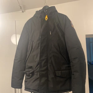 Parajumper Marcus Rugged Parka - Fin parajumper vinterjacka som knappt är använd 1 säsong. Följer med extra låda med knappar osv.  Cond 8/10 Kan skickas mot betalning!