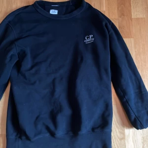 C.p company crewneck strl M - C.p company crewneck strl m. Tidigare använd, bra skick.